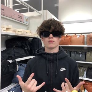 Meet your Posher, Axel